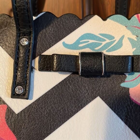 CANDIE'S Black & White zig-zag mini-purse w/pink flowers, Bryant bow, 3 sections - Picture 2 of 13